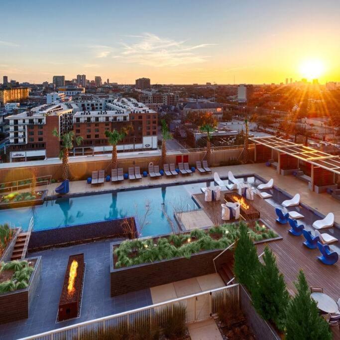Appartamento Luxury Highrise In Midtown - Skyline Views And Chic Decor Houston Esterno foto