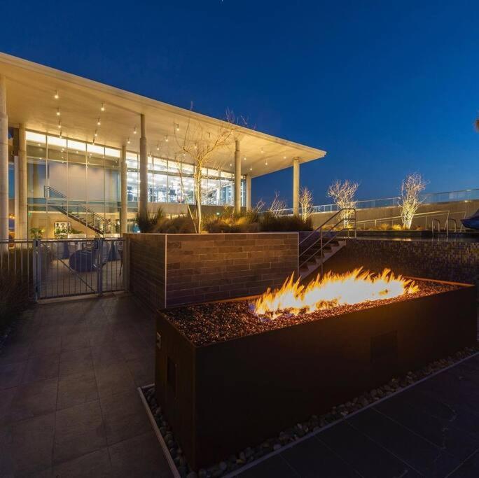 Appartamento Luxury Highrise In Midtown - Skyline Views And Chic Decor Houston Esterno foto