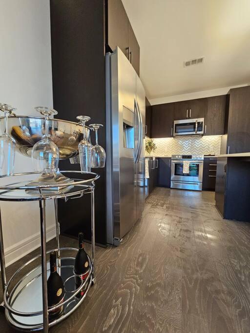 Appartamento Luxury Highrise In Midtown - Skyline Views And Chic Decor Houston Esterno foto
