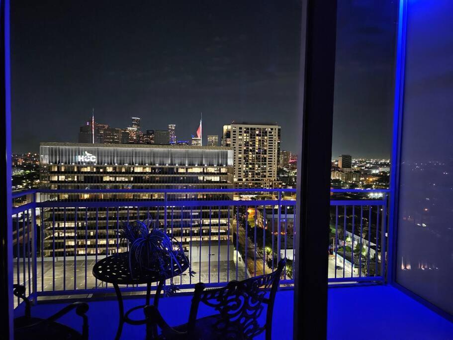 Appartamento Luxury Highrise In Midtown - Skyline Views And Chic Decor Houston Esterno foto