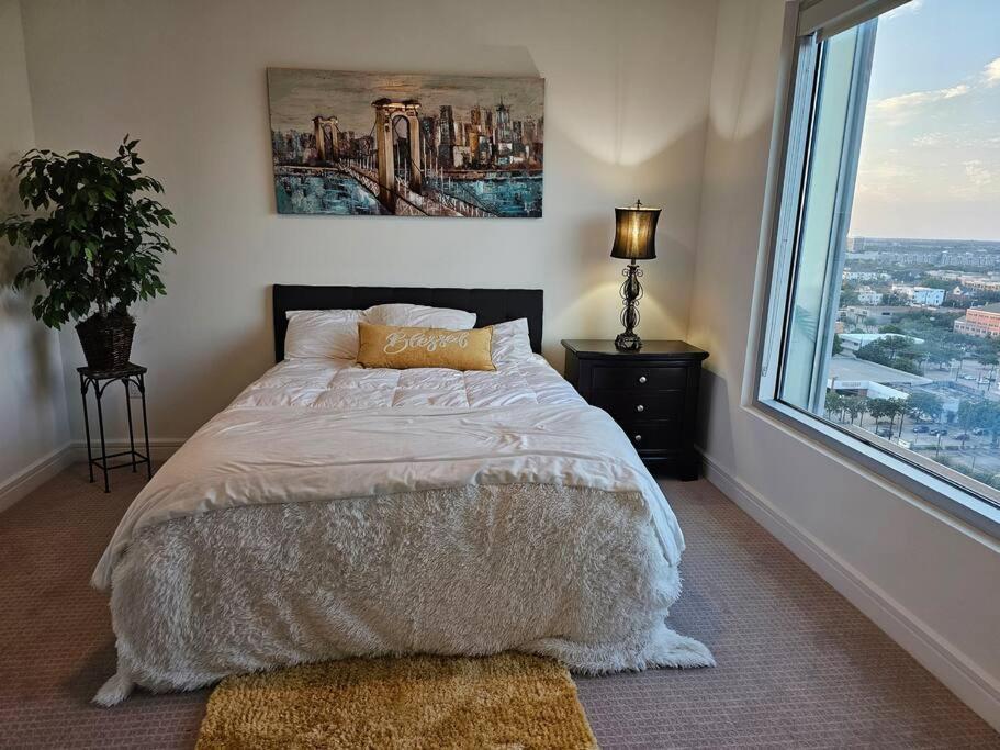 Appartamento Luxury Highrise In Midtown - Skyline Views And Chic Decor Houston Esterno foto