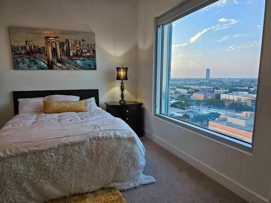 Appartamento Luxury Highrise In Midtown - Skyline Views And Chic Decor Houston Esterno foto