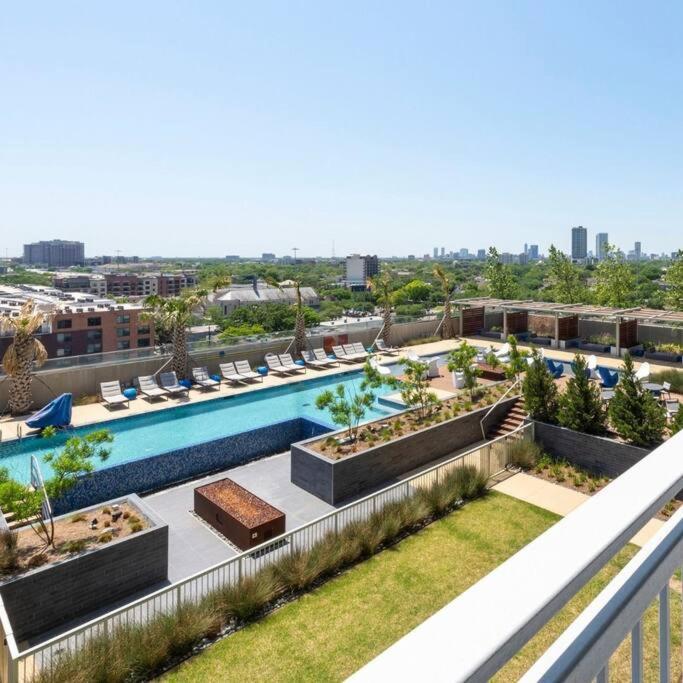 Appartamento Luxury Highrise In Midtown - Skyline Views And Chic Decor Houston Esterno foto