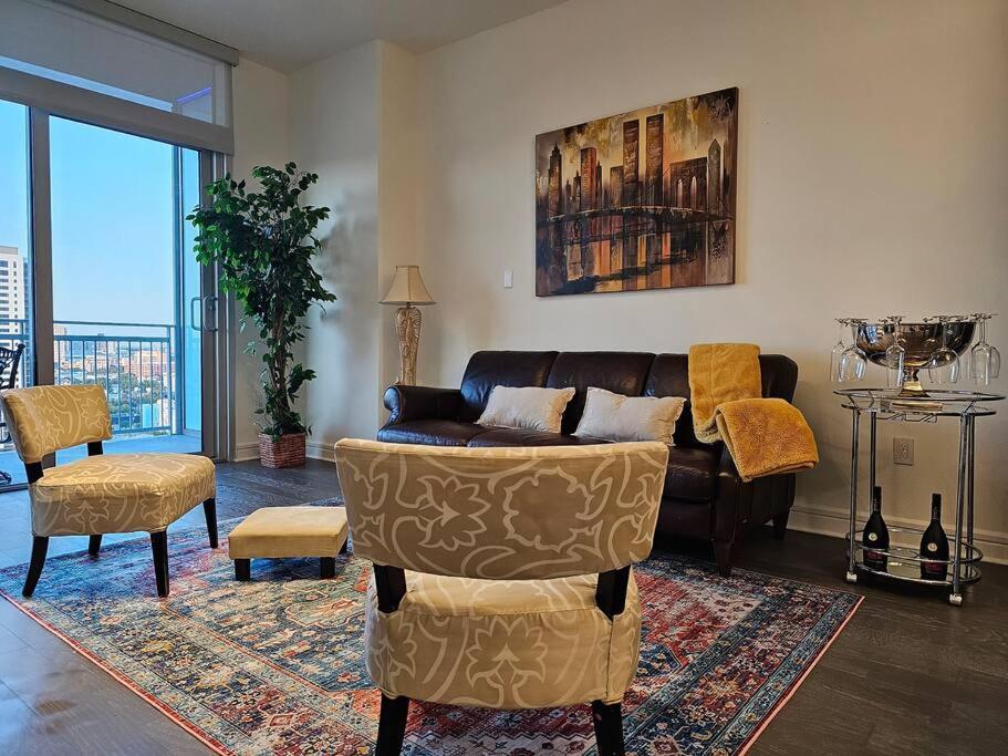 Appartamento Luxury Highrise In Midtown - Skyline Views And Chic Decor Houston Esterno foto