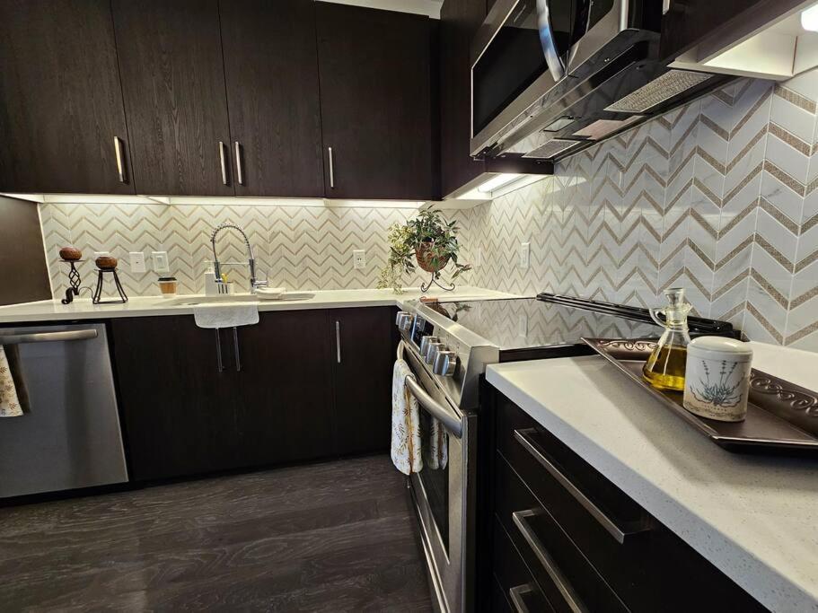 Appartamento Luxury Highrise In Midtown - Skyline Views And Chic Decor Houston Esterno foto