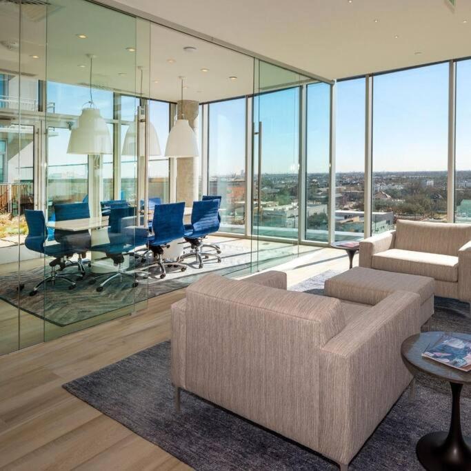Appartamento Luxury Highrise In Midtown - Skyline Views And Chic Decor Houston Esterno foto