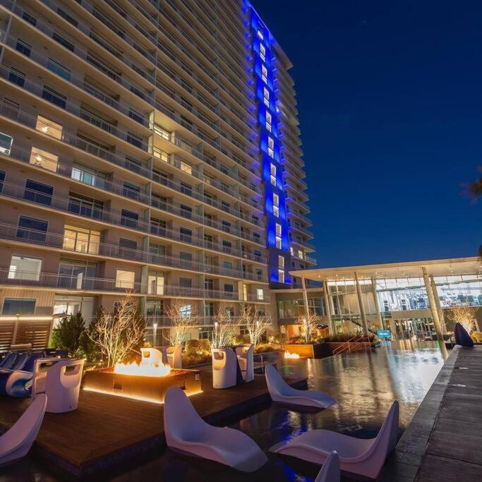 Appartamento Luxury Highrise In Midtown - Skyline Views And Chic Decor Houston Esterno foto